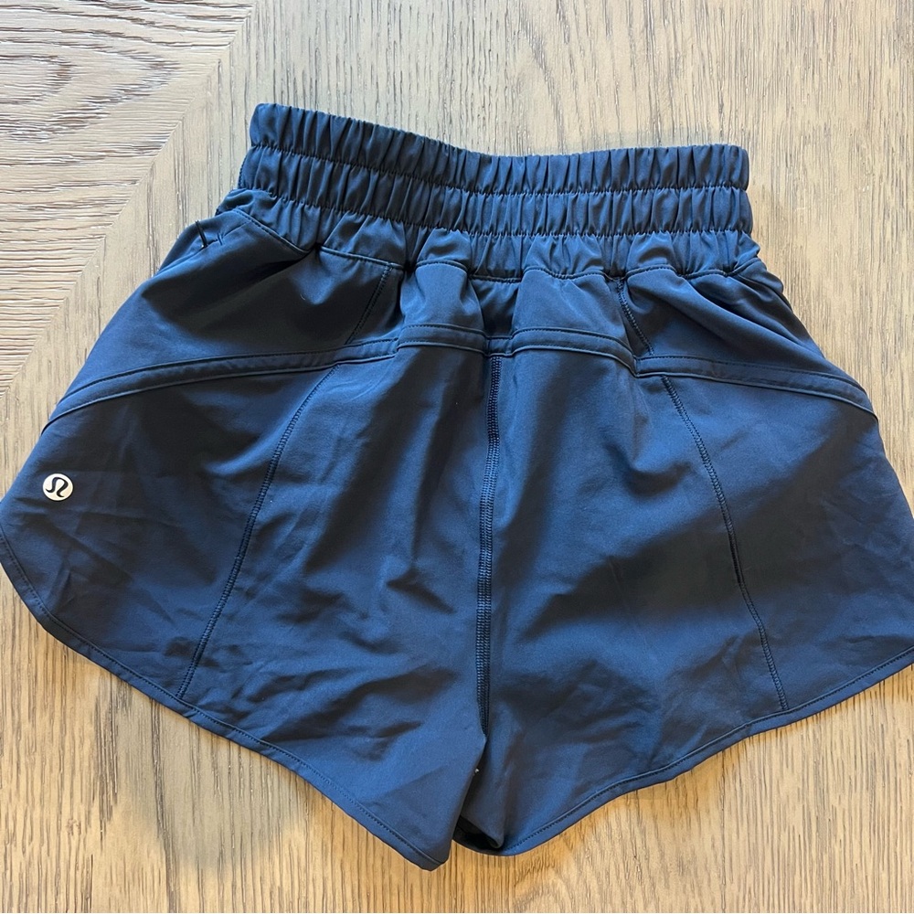 Lululemon Track That High-Rise Short 3"
Lined in Navy Size 2
